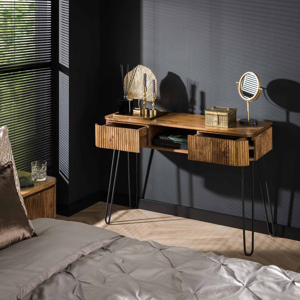 Coiffeuse Maria DH Interior Mango LxlxH 116x47x29 Bois de manguier Photo d'ambiance vue de face diagonale