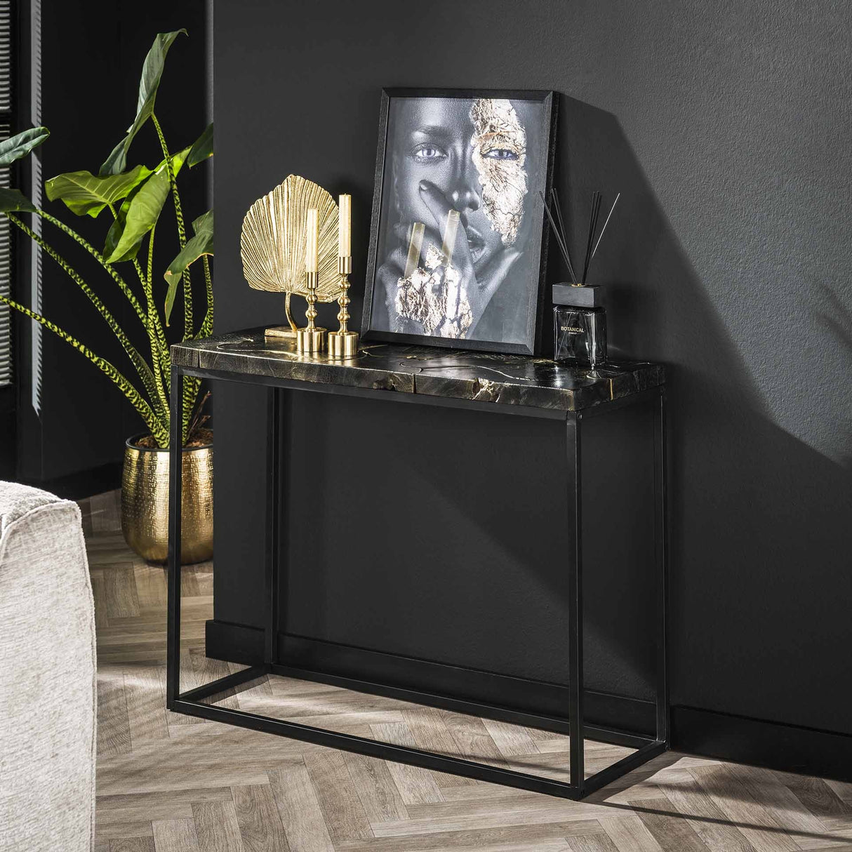 Coiffeuse Minette DH Intérieur Noir & or LxlxH 104x40x13 Teck Photo d'ambiance vue de face diagonale