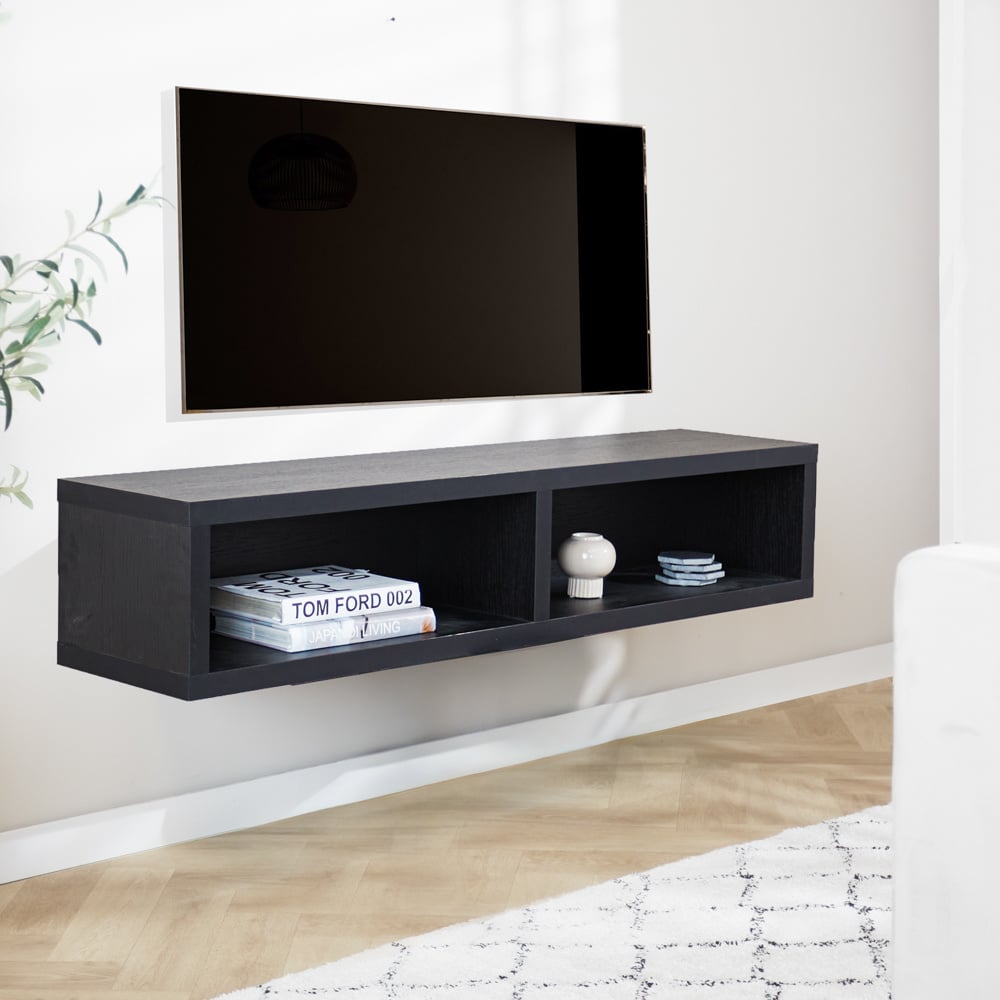 Meuble TV Bernie Noir Dimehouse Noir LxlxH 146x36x31 Mélamine Photo d'ambiance vue diagonale de face